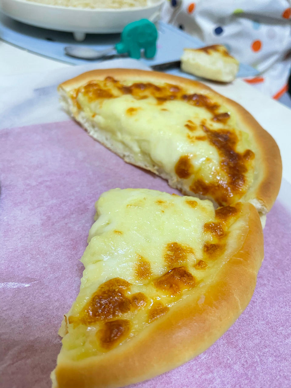 自制披萨饼皮~~比买的好吃百倍的披萨饼皮，外酥内软奶香味儿浓郁，直接吃都超级美味