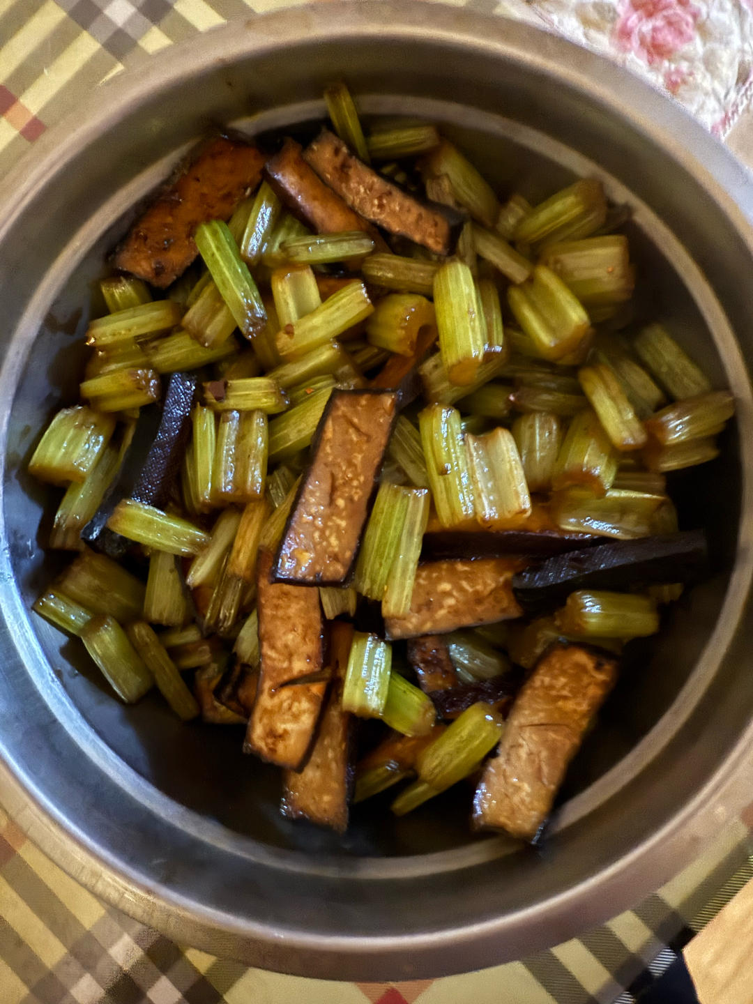 午餐晚餐简单快手下饭菜芹菜炒香干