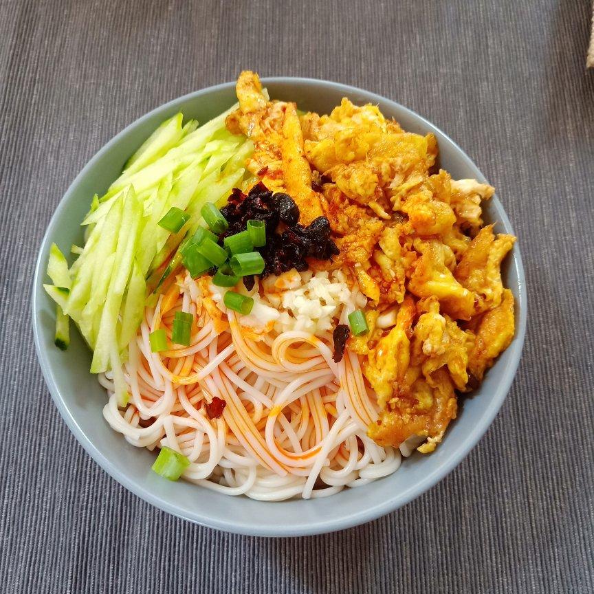 酱鸡蛋拌面