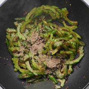 辣椒豆豉炒苦瓜的做法 步骤3