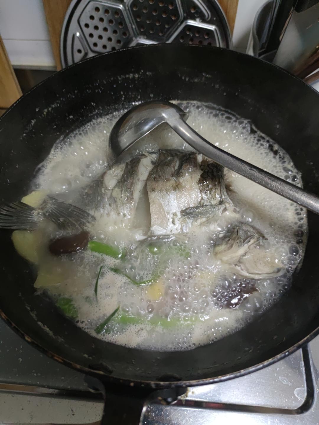 奶白鲫鱼汤的做法