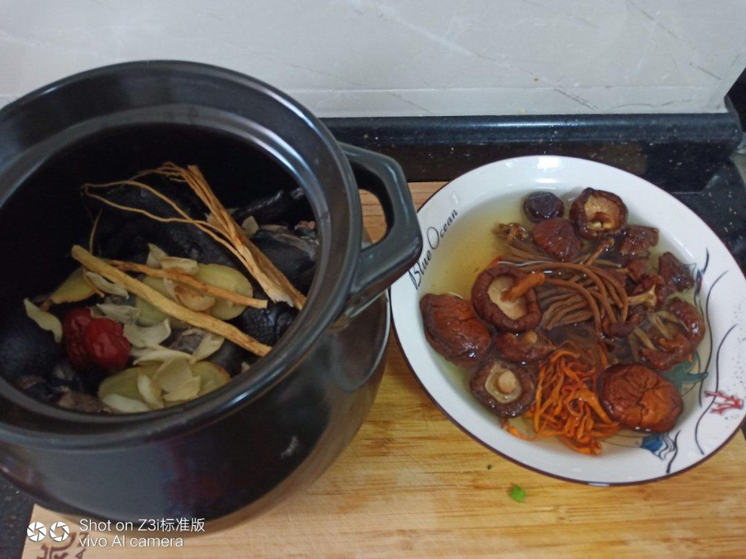 乌骨鸡煲汤