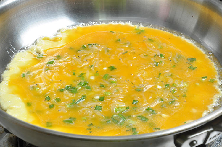 银鱼煎蛋的做法 步骤12