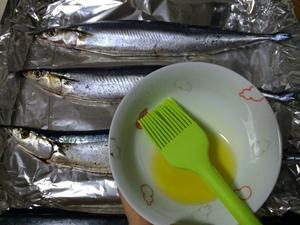 盐烤秋刀鱼的做法 步骤3