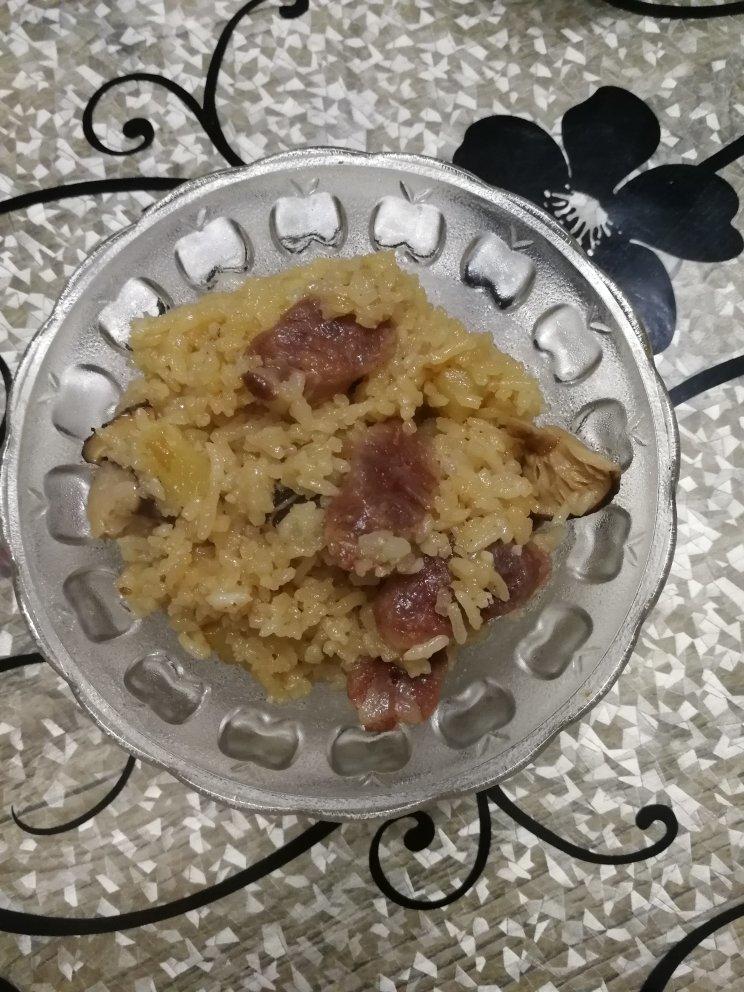 香菇腊肠土豆焖饭