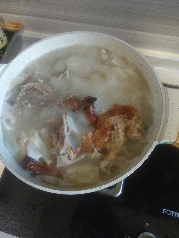 奶白的白萝卜鸭架汤