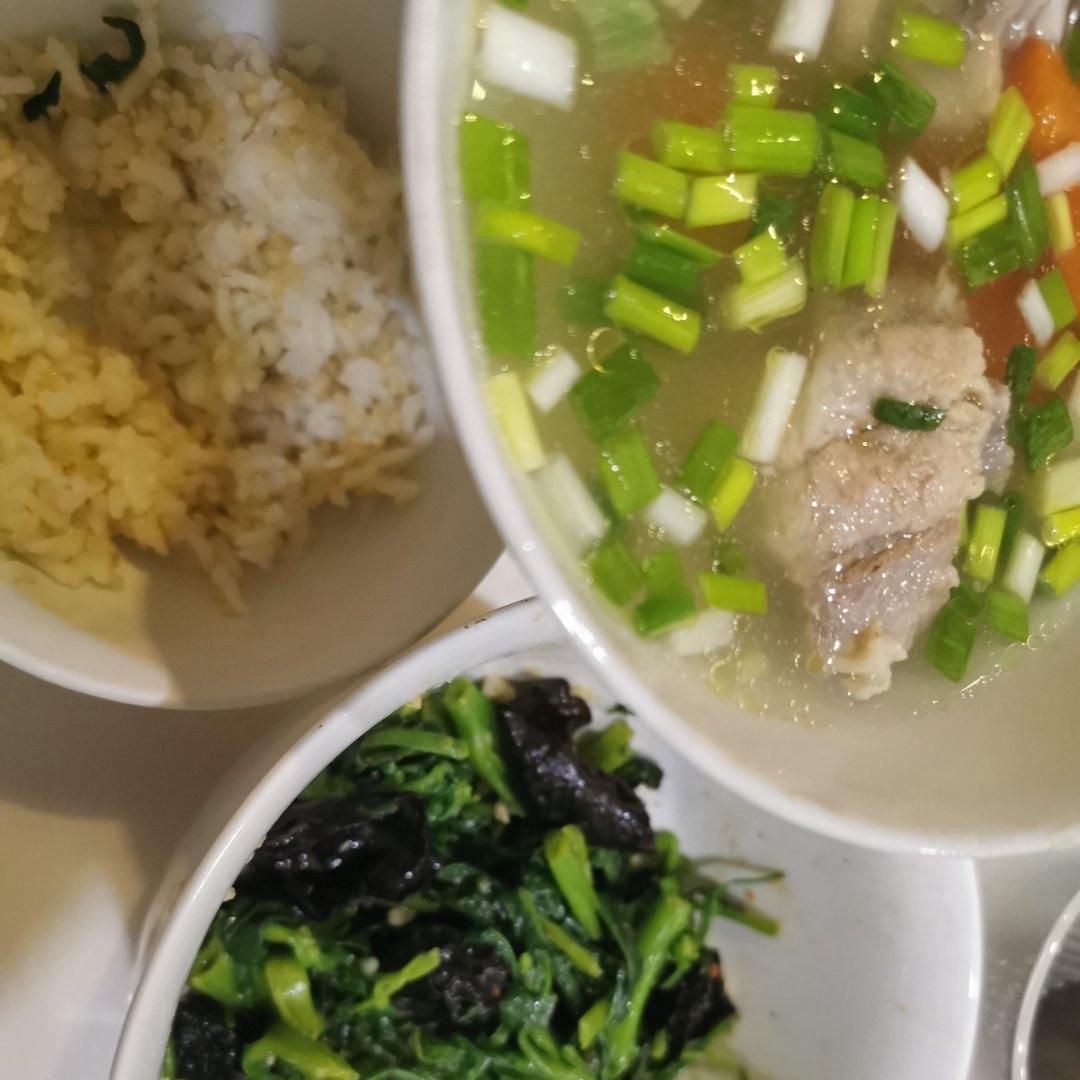 糖尿病患者午餐：排骨汤凉拌菠菜木耳藜麦饭