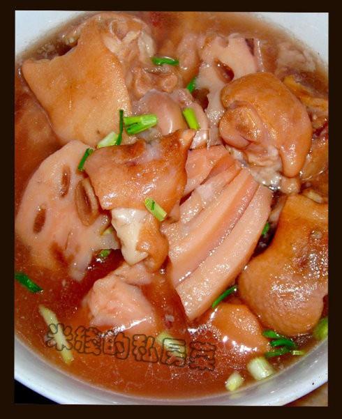泡菜配莲藕炖猪脚的做法