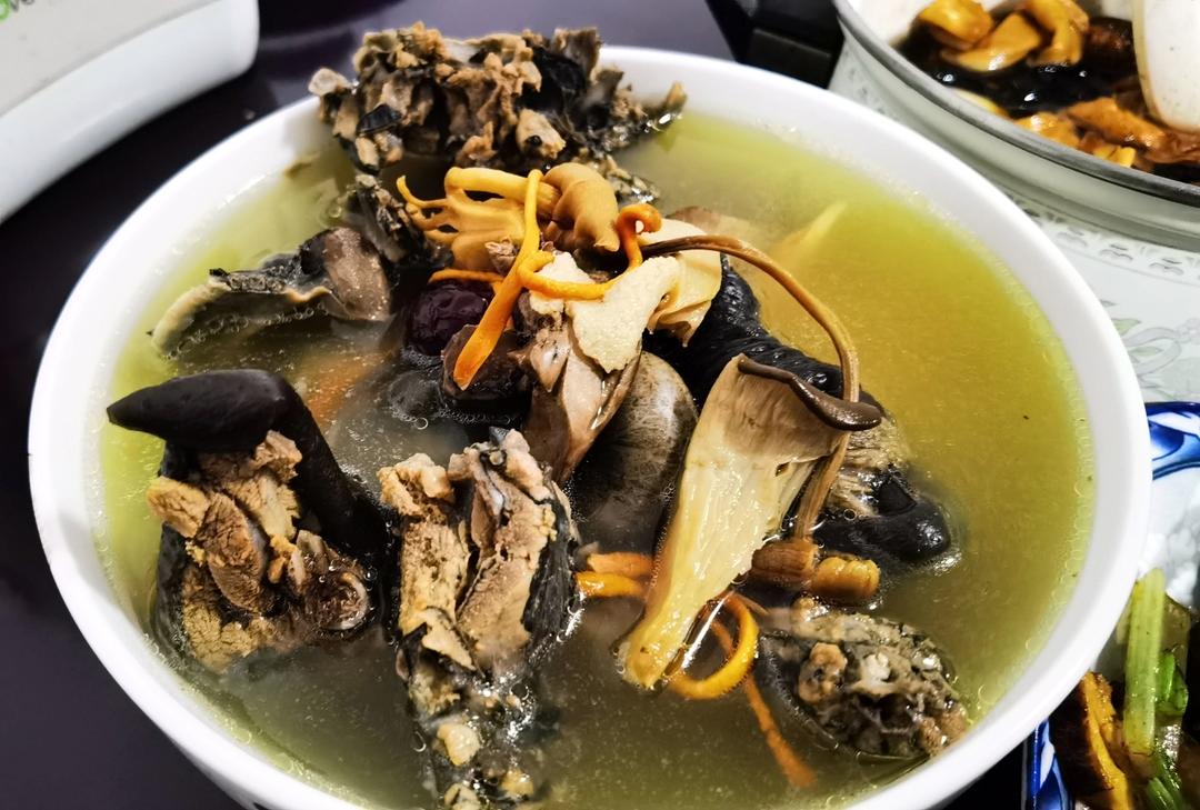 滋补乌鸡汤