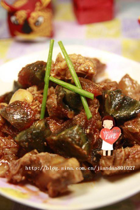 牛肉烧皮蛋的做法