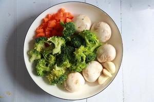 健康低脂家常菜—西兰花炒口蘑的做法 步骤1