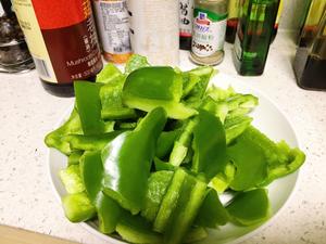 柿子椒炒土豆片的做法 步骤3