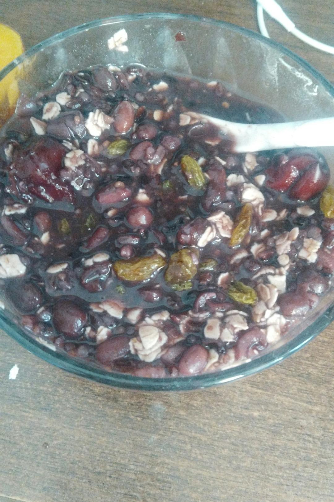 红豆黑米红枣养眼粥