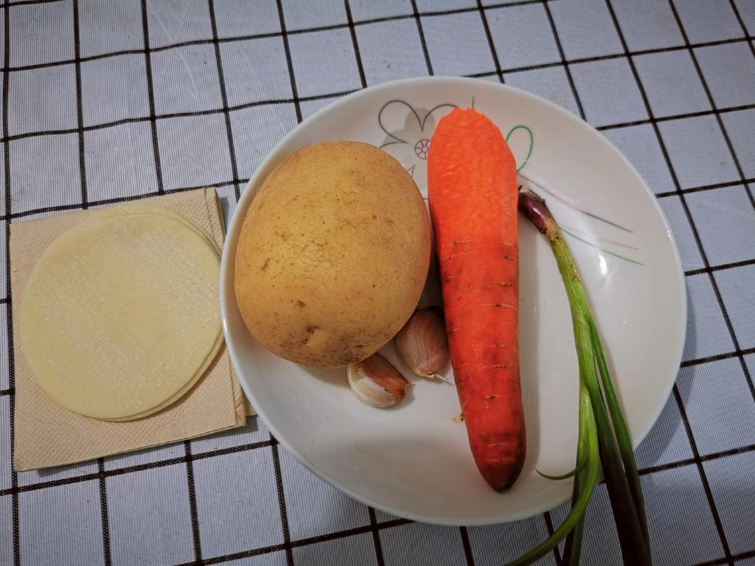 土豆丝卷饼(饺子皮)的做法 步骤1