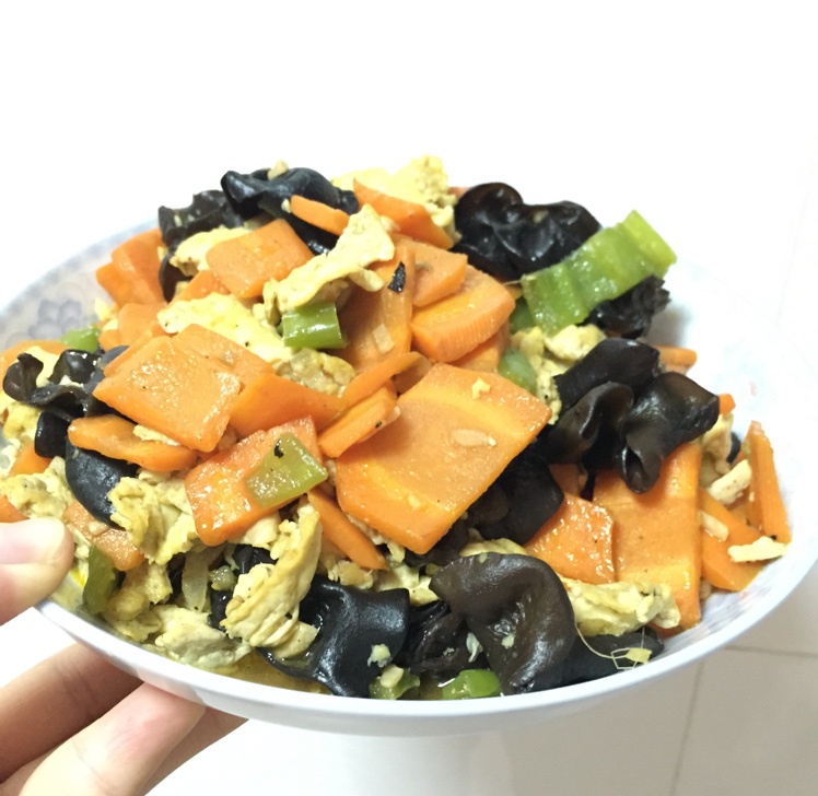 胡萝卜木耳炒蛋