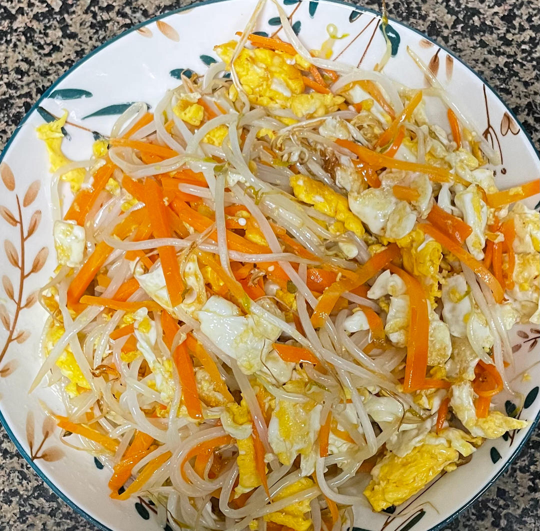 胡萝卜丝豆芽炒蛋