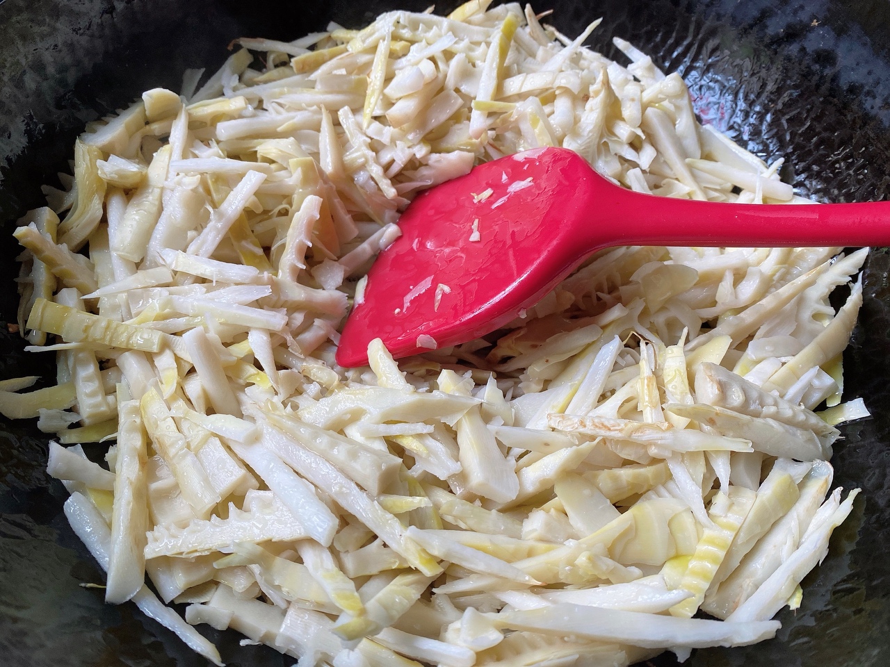 鲜笋的一种吃法与保存方法——笋丝雪菜与罐头的做法 步骤11