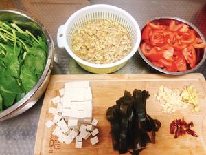 鲜美海带豆腐🍅热汤面的做法 步骤1