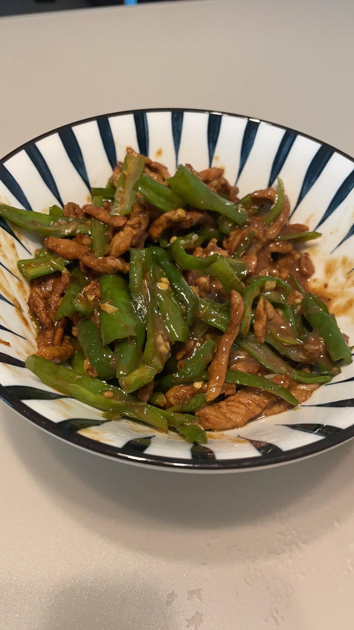 经典的家常菜，青椒炒肉丝，简单的食材也能做出如此美味