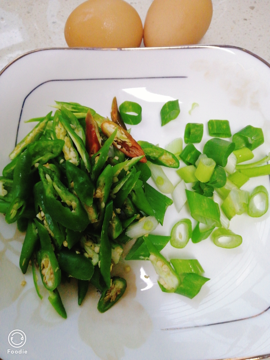徐州特色菜—盐豆炒鸡蛋的做法 步骤1