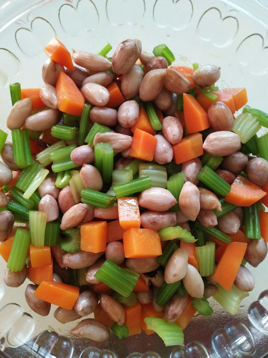 a苏伟做的凉拌芹菜花生米胡萝卜