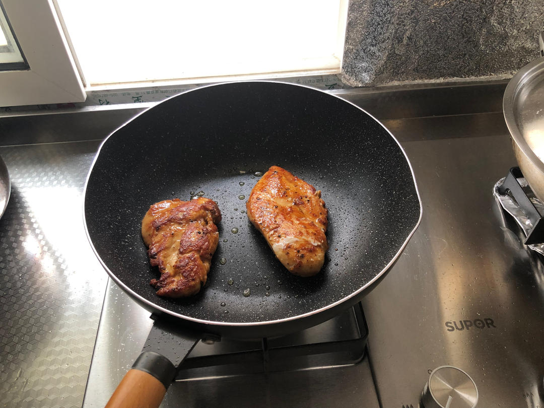 香煎鲜嫩多汁的黑椒鸡胸肉