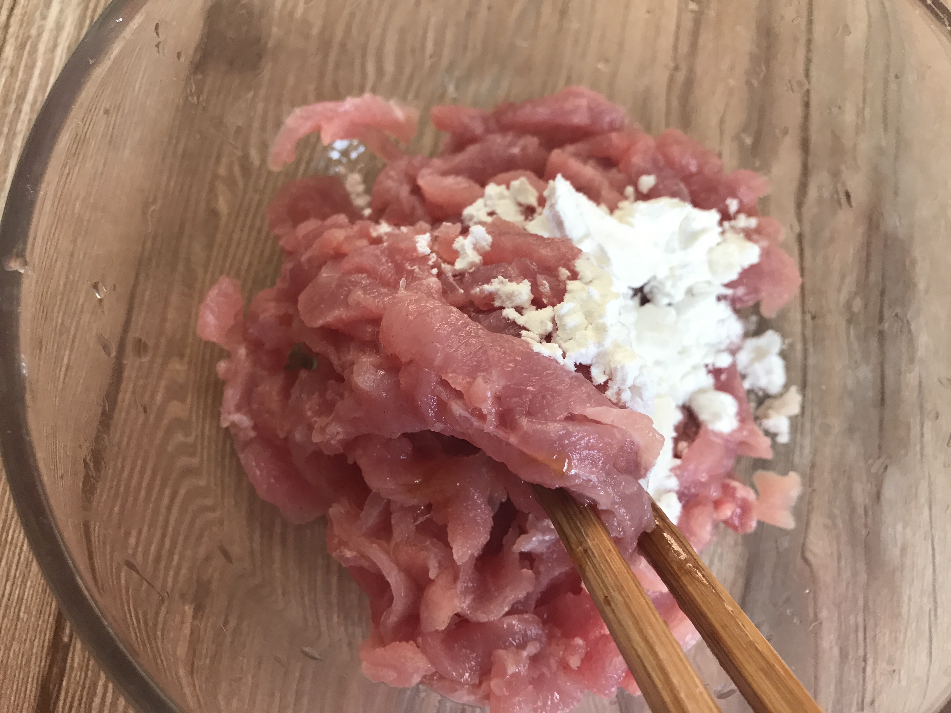 菠菜梗炒肉的做法 步骤2