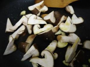 小油菜香菇乱炒的做法 步骤3