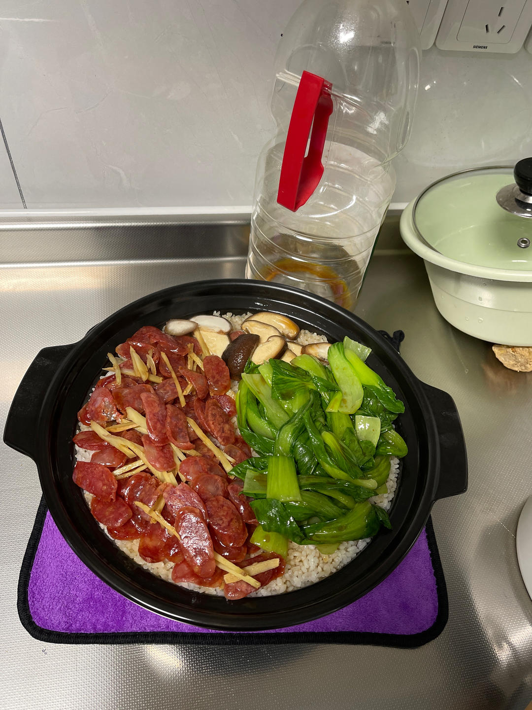 广式腊味煲仔饭