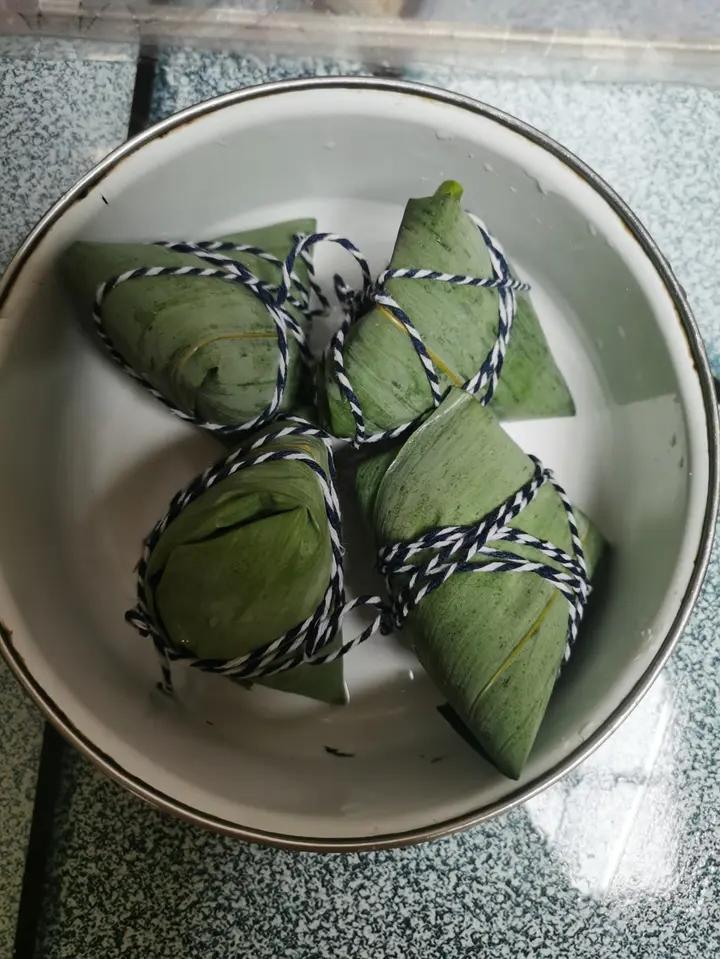 巨好吃的香菇蛋黄肉粽子（附四角粽外婆的包法视频）