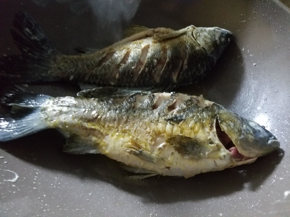烧鱼时直接下锅煮是不正确的，学会这个做法烧出来的鱼味道鲜美汤汁浓稠还不腥的做法 步骤3