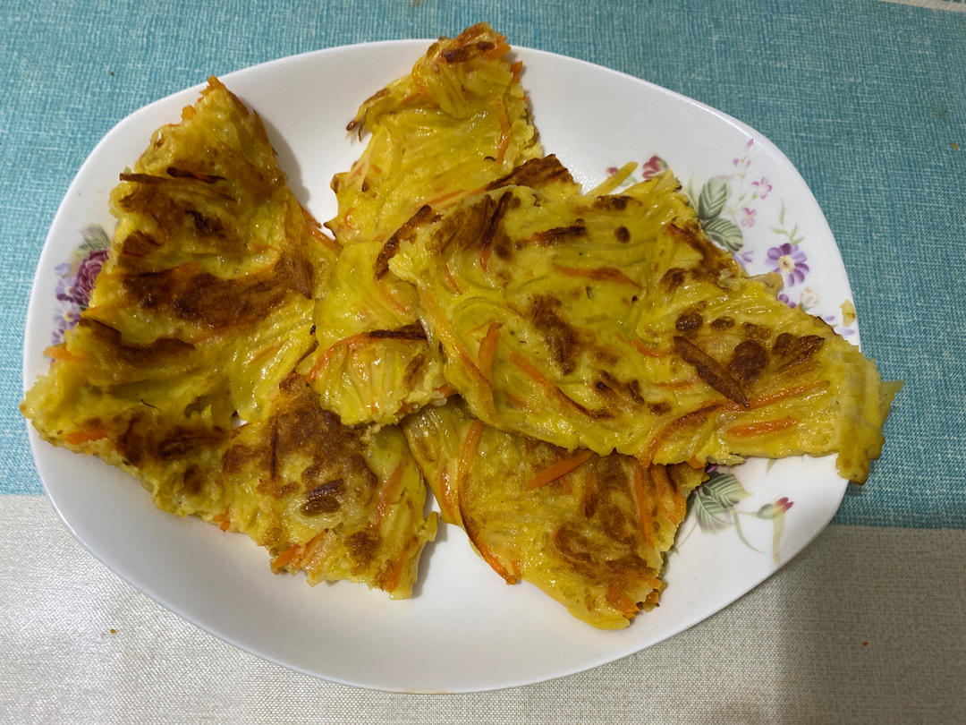营养早餐：土豆丝胡萝卜鸡蛋饼