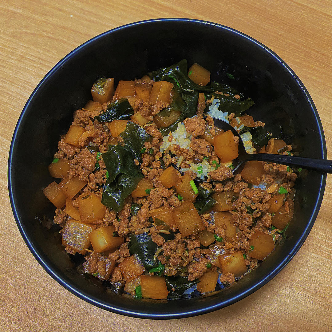 下饭的鸡肉裙带菜烧萝卜 | 健康·三餐