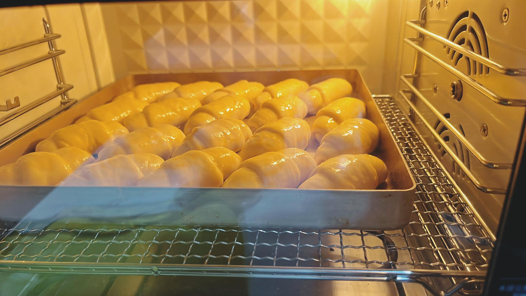 又香又软又拉丝，咬一口奶香十足！超治愈的淡奶油波兰种小餐包