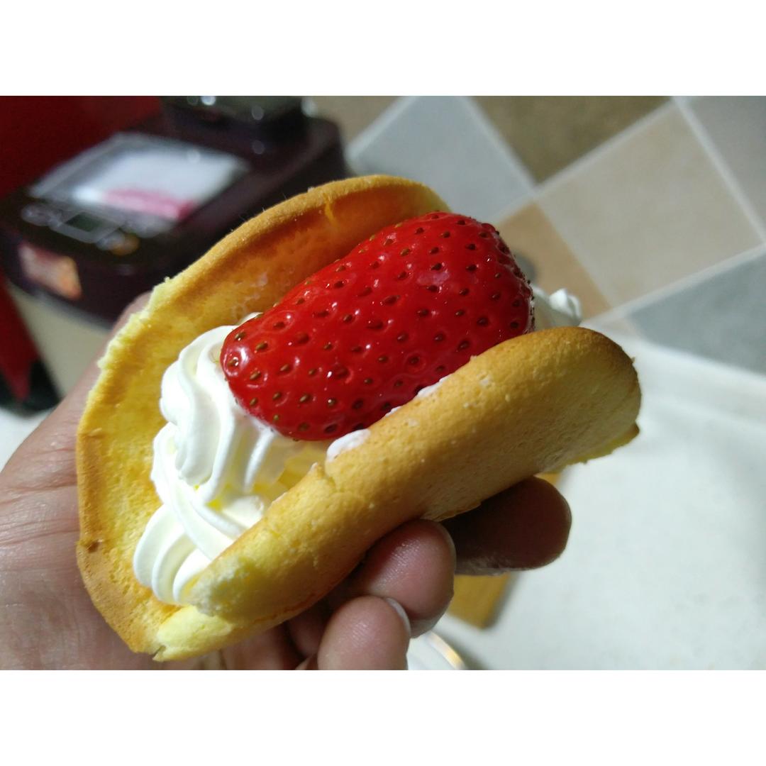 韩国最热门的甜品店Le Bread Lab的草莓蛋糕卷