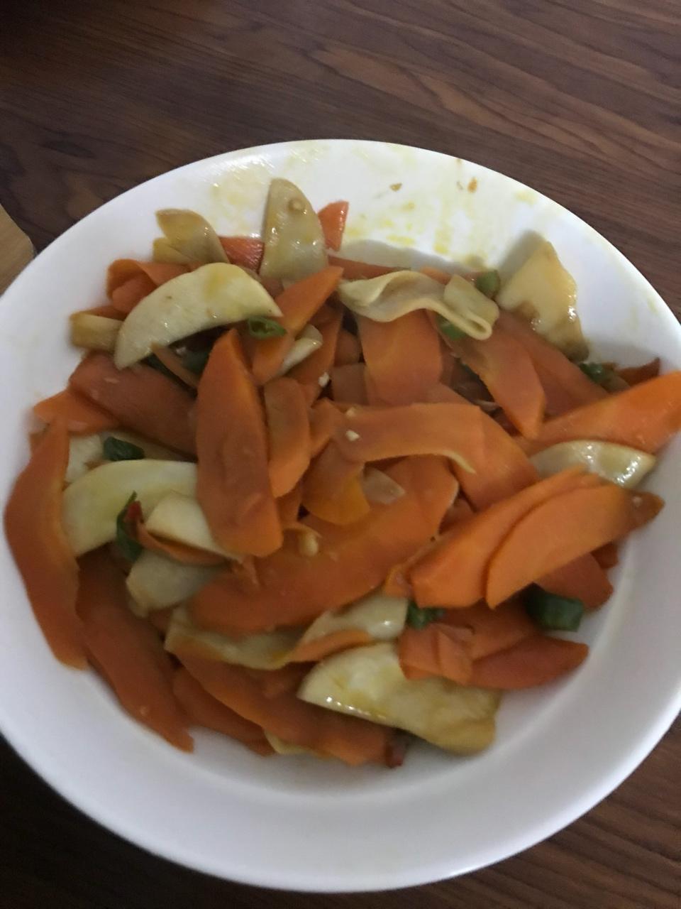 胡萝卜香菇炒木耳