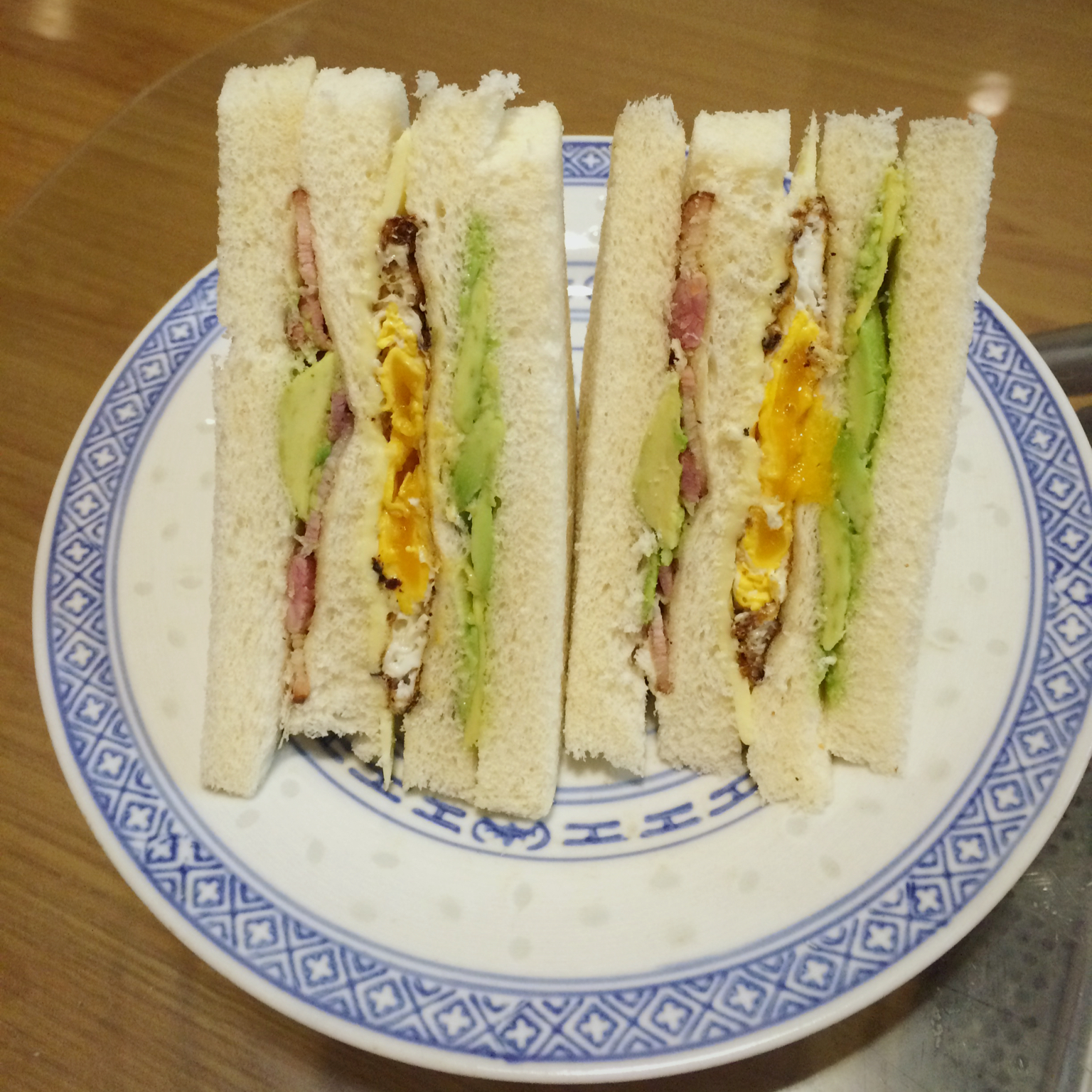 牛油果鸡蛋三明治