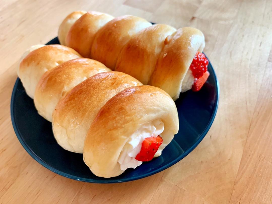 草莓奶油面包