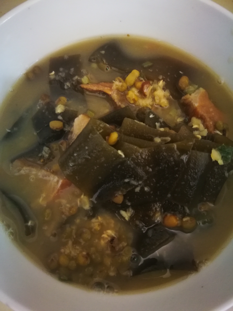 不是暗黑料理的海带绿豆猪肉类汤的做法
