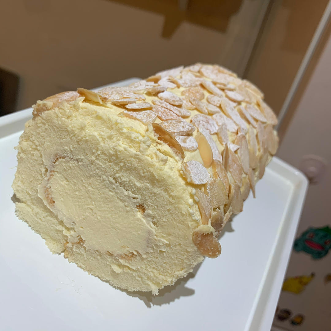 杏仁片咸奶油霜蛋糕卷