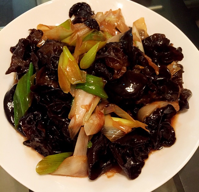 云中烟树做的葱烧木耳炒肉