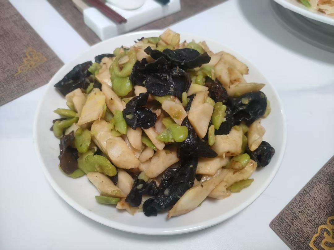 蚕豆木耳炒春笋的做法