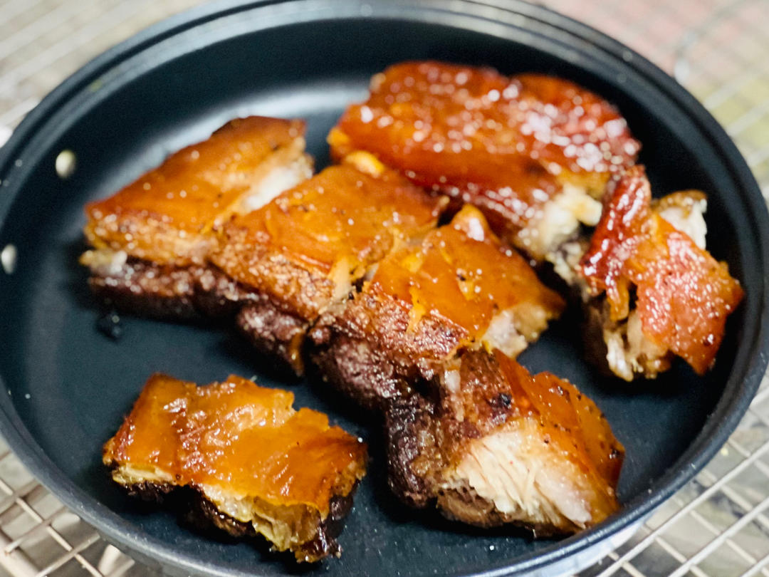 脆皮烧肉，皮酥脆、肉甘香，生烧做法