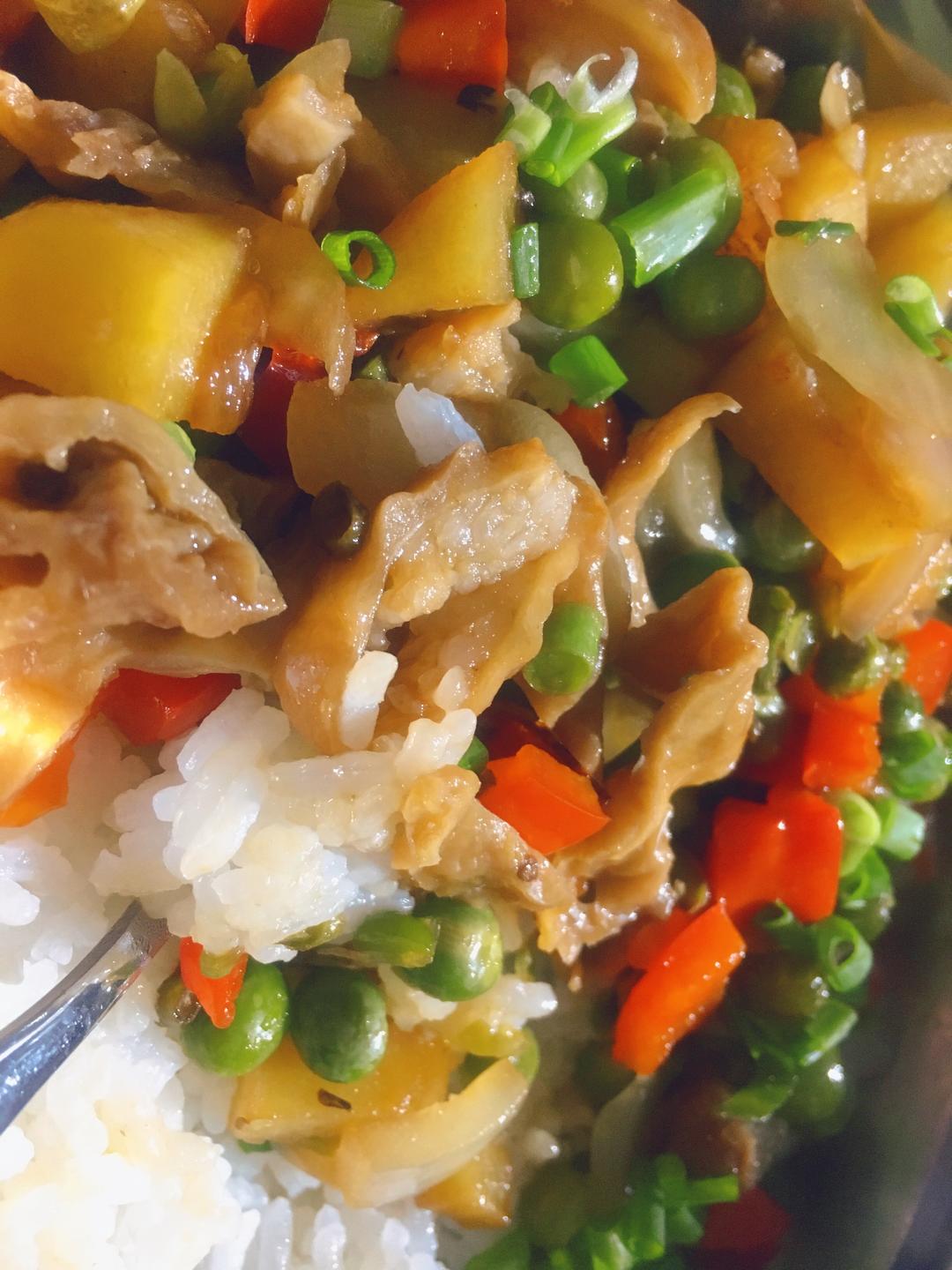 懒两人卤肥肠土豆闷饭