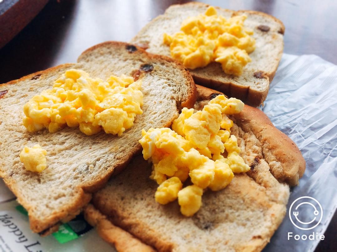 炒蛋多士（炒蛋吐司）