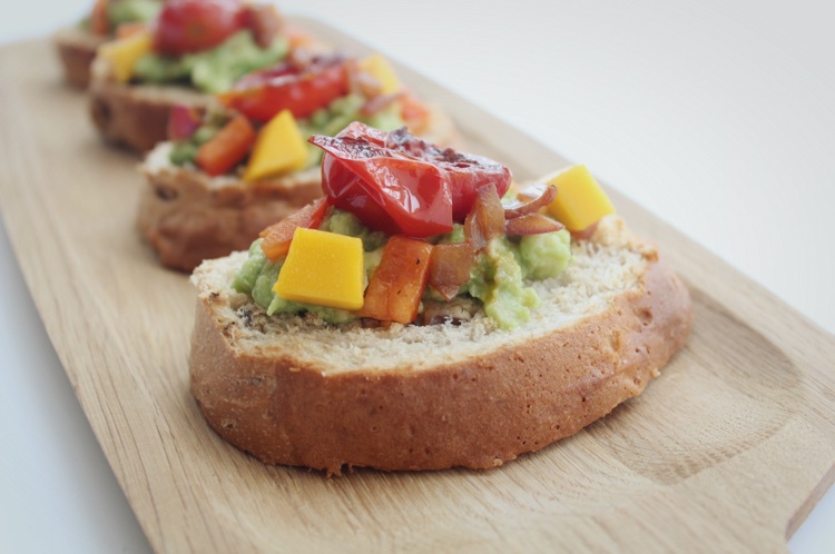 风味鳄梨酱配面包