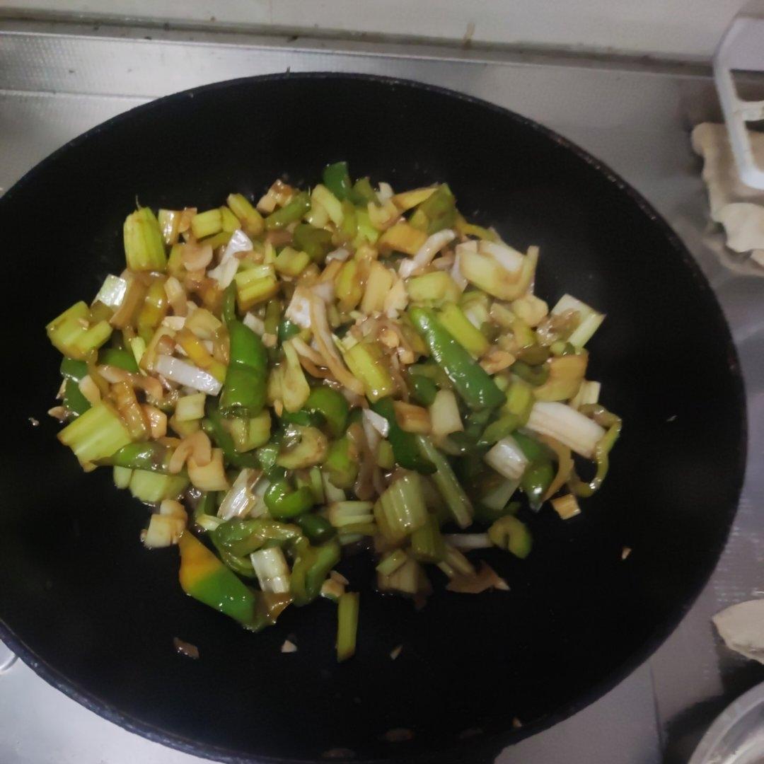 青椒炒小芹菜