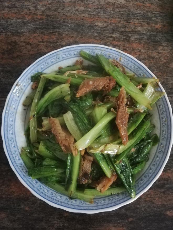 阳江豆豉炒鲜炸鲮鱼(罐头）油麦菜的做法