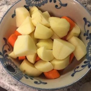 红烧牛肉炖胡萝卜土豆的做法 步骤2