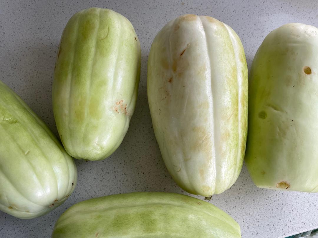 5个这样大小的油瓜酱油瓜(菜瓜,油渣瓜)的做法糖少许麻油少许辣椒酱